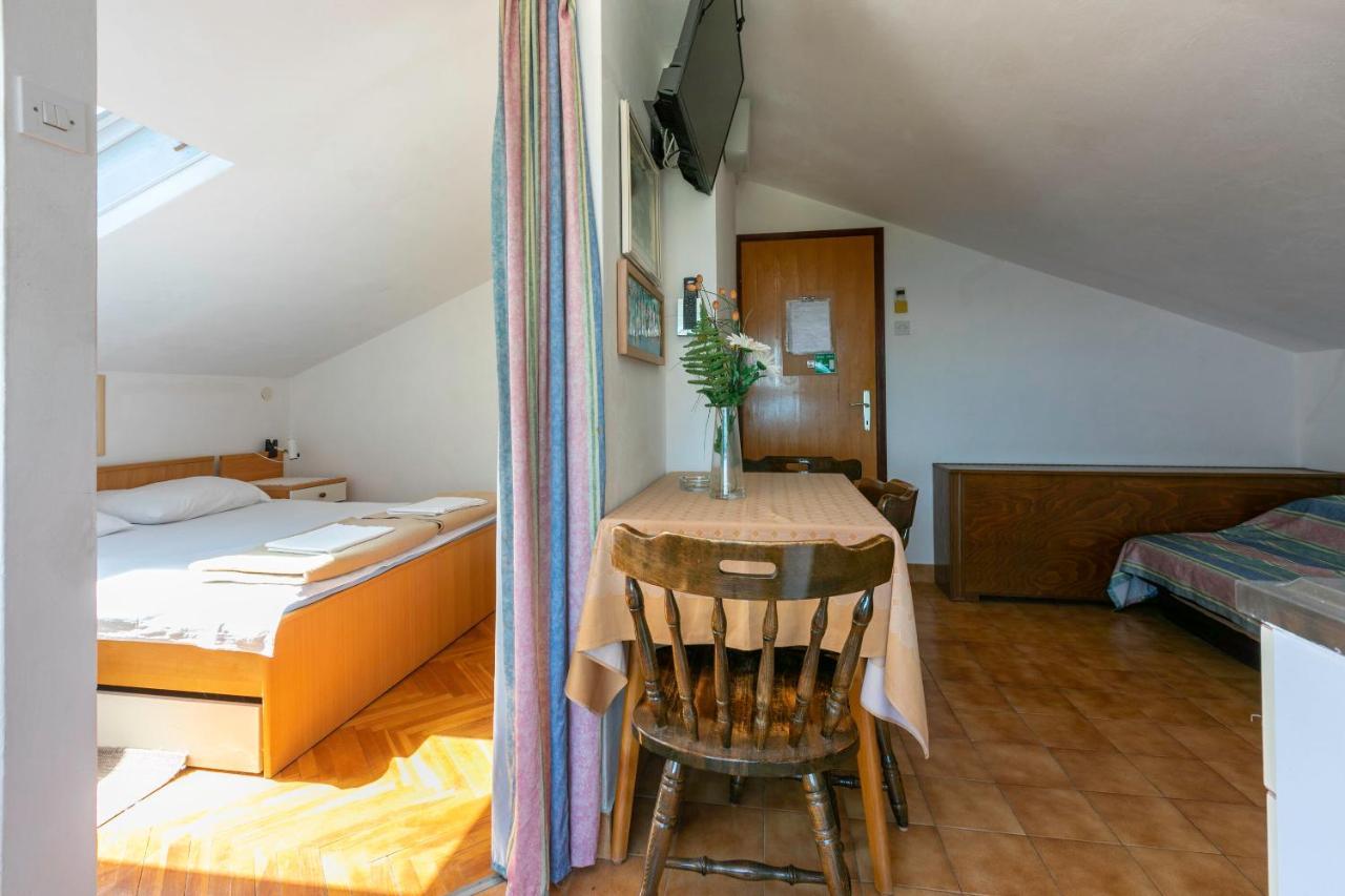 Apartments Rozaria Драмал Екстериор снимка